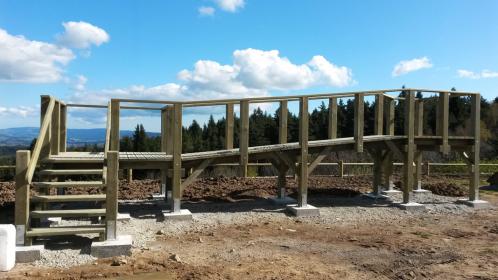 Ponton en bois donnant vu sur le Paysage