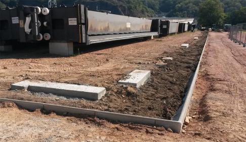 Mise en des plots de fixation de la clôture