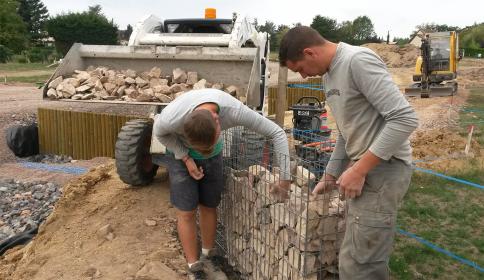 Assemblage manuel en pierres locales