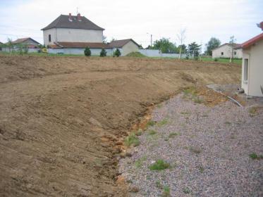 Fin de la mise en place de la terre végétale