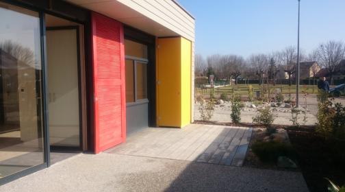 Entrée avec plantation paillé, béton désactivé et gravier